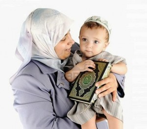 ibu-dan-anak-balita-pegang-quran